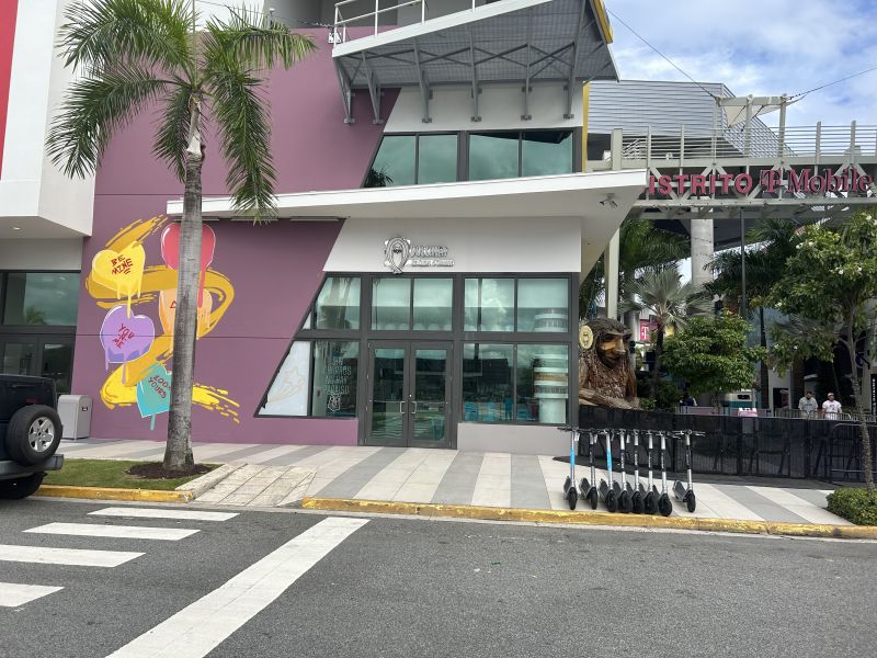 T-Mobile District, Negocio en San Juan